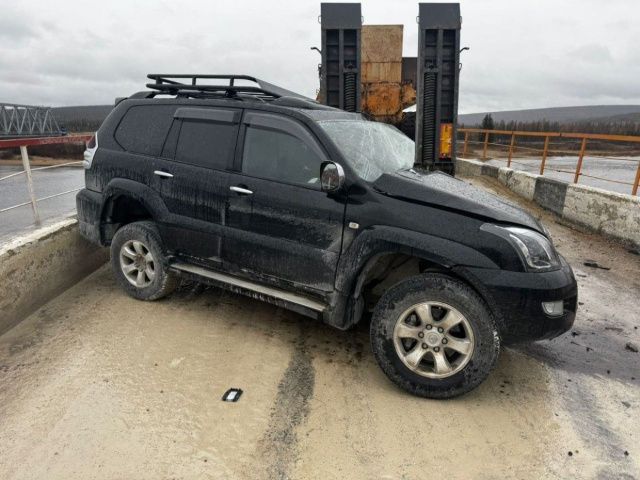 В Алданском районе внедорожник "Тойота Лэнд Крузер Прадо" врезался в большегруз: Пострадал водитель
