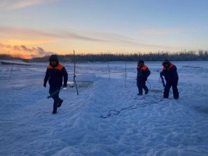Водолазы обнаружили трактор, провалившийся под лед на реке Лене