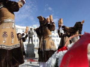 Андрей Тарасенко возложил цветы к памятнику Максиму Кировичу Аммосову