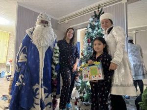 Якутские транспортные полицейские в канун нового года поздравили детей сотрудников