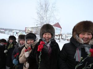 Глава Якутии возложил цветы к памятнику Герою Советского Союза Федору Попову