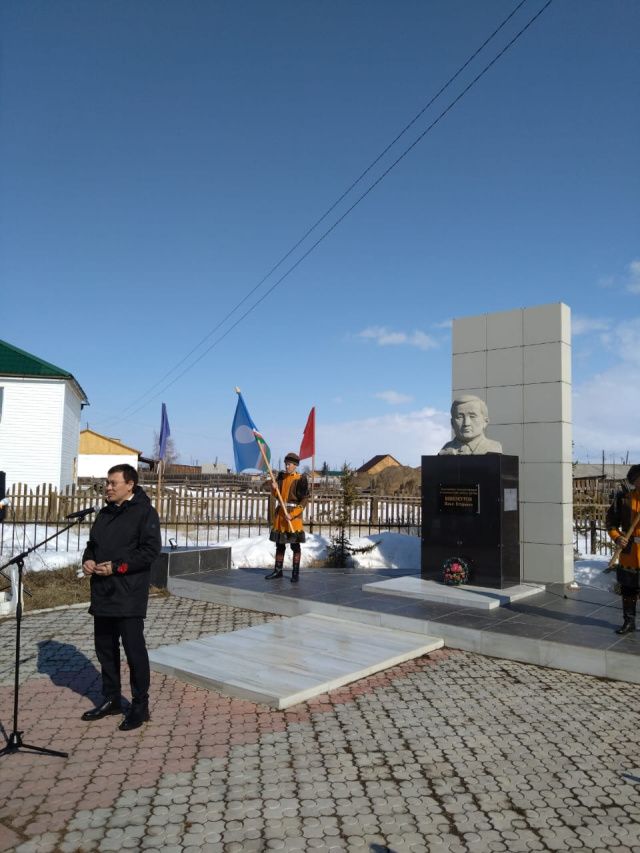 В Якутии отдали дань памяти выдающимся государственным деятелям Якутии Максиму Аммосову и Илье Винокурову