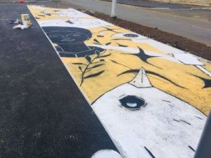 Художники разрисовывают улицу Труда в Якутске