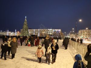 В Якутске состоялась торжественная церемония зажжения первой новогодней елки в стране