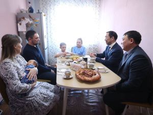 Айсен Николаев в Ленске навестил семью участника СВО