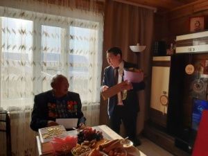  В Хангаласском районе поздравили с 90-летием ветерана Афанасия Слепцова