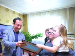 Айсен Николаев навестил семью участника СВО из Нерюнгри