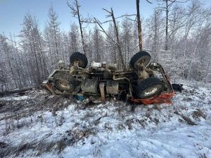 В Якутии водитель КамАЗа выпил в пути бутылку водки и погиб в ДТП