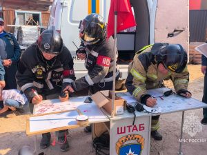 В Якутске пожарные отработали тушение пожара в 16-этажном доме: спасли «пострадавших» и проверили готовность к ЧС