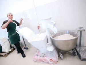 Айсен Николаев посетил комбинат школьного питания в Ленске