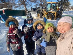 Фотофакт: в селе Бяс-Кюель Горного района многодетный отец сделал горку из снега для детей