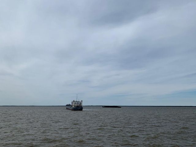 В Среднеколымск продовольствие доставят другим судном после того, как первое речное судно получило пробоину