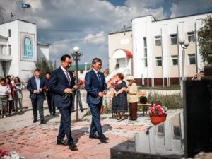 Глава Якутии возложил цветы к памятнику братьям Семену и Софрону Даниловым