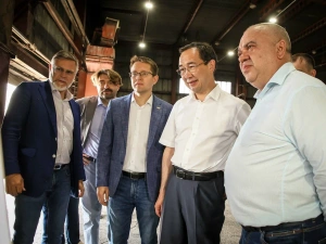 Айсен Николаев проверил работу модернизированной линии лесопромышленного комплекса «Алмас»