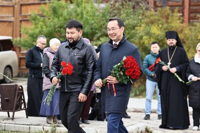 Айсен Николаев возложил цветы к памятнику основателя Якутска