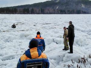 Спасатели спасли четверых детей со льдины