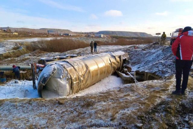 В Якутии произошел разлив нефтепродуктов из-за ДТП с бензовозом у реки Ирелях