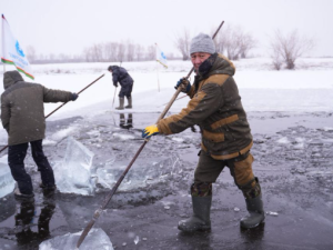 В Якутске прошел субботник по заготовке льда для семей участников СВО и пожилых