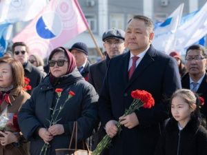 В День Республики в Якутске почтили память выдающихся государственных и политических деятелей