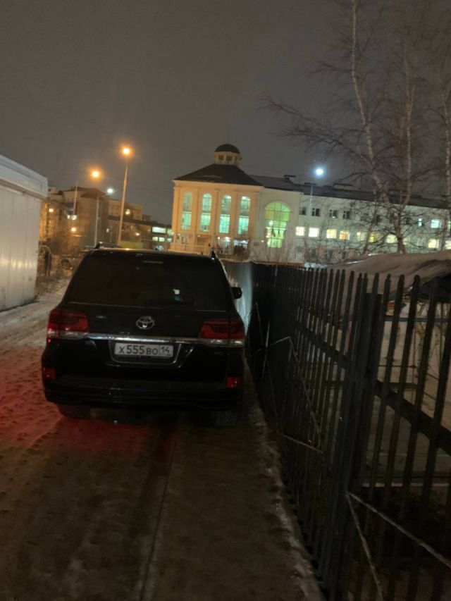 Чья машина паркуется прямо на тротуаре?