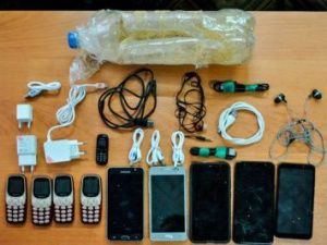 В Якутии мужчина перебросил осужденным набитую запрещенными предметами пластиковую бутылку