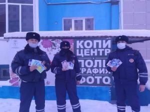В Якутске сотрудники Госавтоинспекции приняли участие в проекте «Открытка добра»