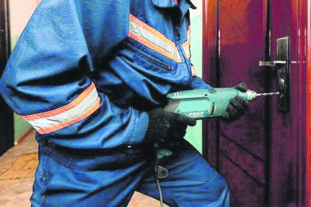 Хроника Службы спасения РС(Я): В Нюрбинском улусе спасатели вскрыли дверь квартиры и обнаружили труп