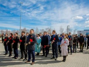 Спикер гордумы Альберт Семенов возложил цветы к стеле Победы