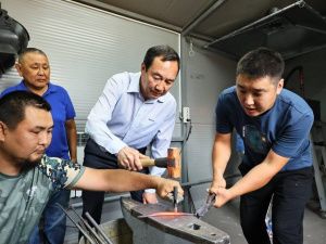 Глава Якутии встретился с мастером-кузнецом Егором Федоровым