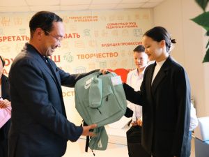 Глава Якутии принял участие в акции «Собери ребенка в школу»