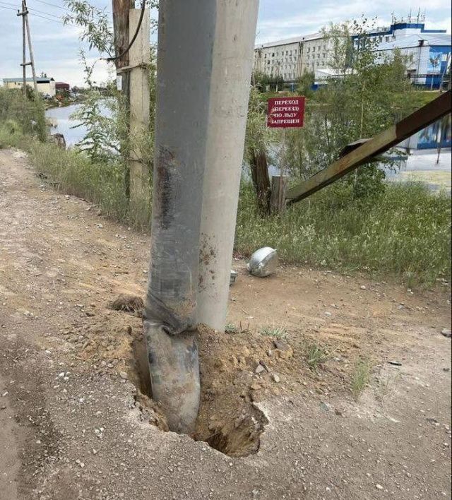 В Якутске "Тойота" врезалась в опору светофора, после чего опрокинулась в кювет