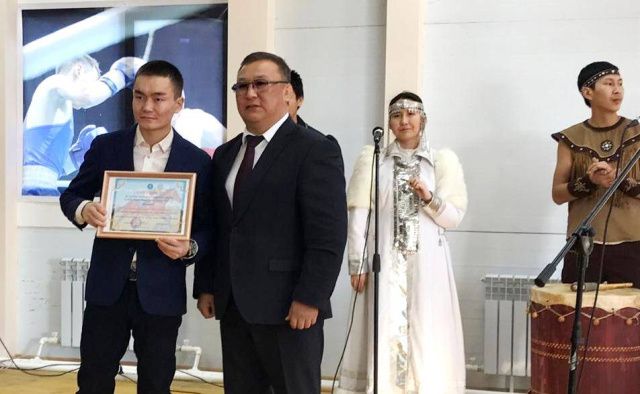 Василию Егорову подарили чистокровного жеребца — победителя скачек «Дерби»