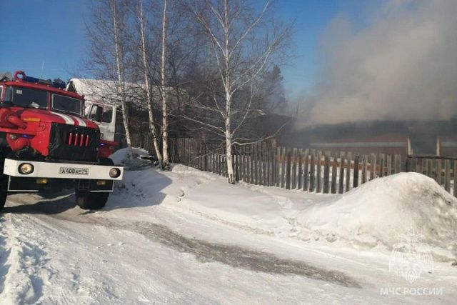 В Сунтаре пожарные не дали огню с заброшки перекинуться на жилые дома