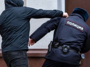 В ночном клубе Якутска двое мужчин напали на полицейского, который заступился за девушку: Дело направлено в суд