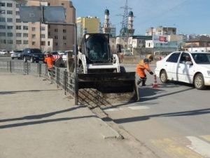 АО «Якутдорстрой» проводит ямочный ремонт улицы Пояркова