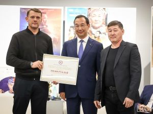 Айсен Николаев вручил якутским режиссерам по 300 тысяч рублей на продвижение фильмов