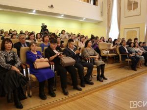 Специальную премию в 100 тысяч рублей вручили ста педагогам Якутии
