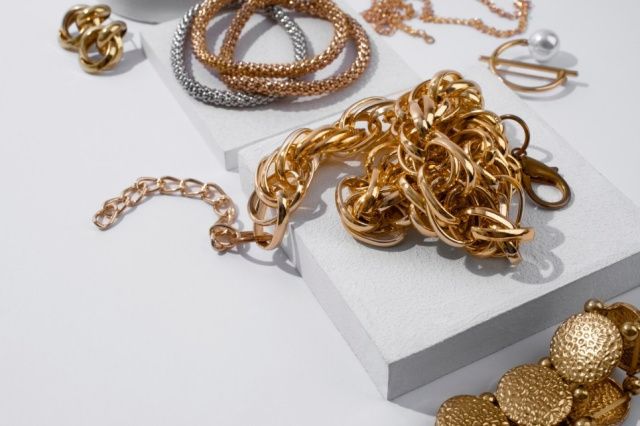 В Нерюнгринском районе из квартиры похищены золотые изделия: Ущерб составил более 500 тысяч рублей