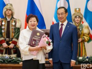 Айсен Николаев вручил якутянам государственные награды в преддверии Нового года
