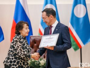 Глава Якутии вручил лучшим педагогам-наставникам премии в 100 тысяч рублей