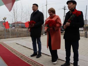 Вице-премьер Якутии Ольга Балабкина отдала дань памяти Платону Ойунскому и Ивану Винокурову