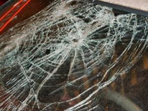 Житель Якутска бросал бутылки с восьмого этажа и повредил автомобиль