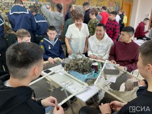 Школьники и студенты Якутска изготовили маскировочные сети и обереги для казаков — участников СВО