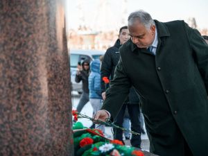 Айсен Николаев, Ненад Лалович и Михаил Мамиашвили возложили цветы к памятнику легендарному якутскому борцу Р.М. Дмитриеву