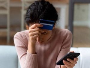 Суд расторг кредитный договор, заключенный женщиной под влиянием мошенников