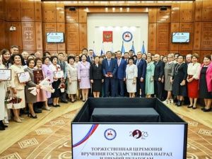 В День учителя Глава Якутии наградил выдающихся педагогов и наставников республики