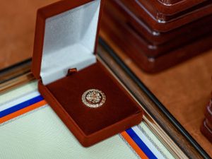 Ил Дархан вручил якутянам государственные награды за выдающиеся заслуги