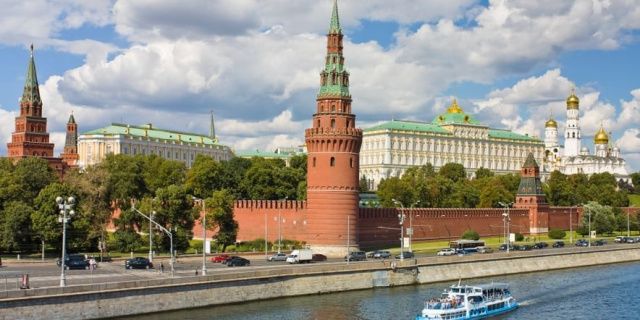 Путин наградил двух якутян