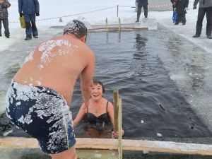 По льду и снегу: на городском пляже Якутска прошел заплыв якутских моржей