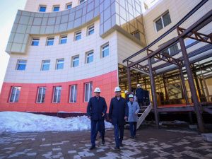 Глава Якутии проверил ход строительства крупных социальных объектов в Мирном